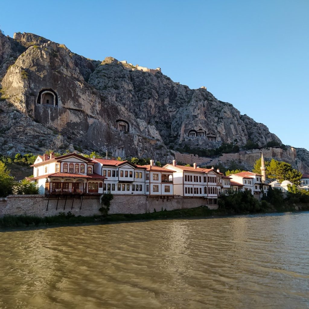 a row of houses next to a river