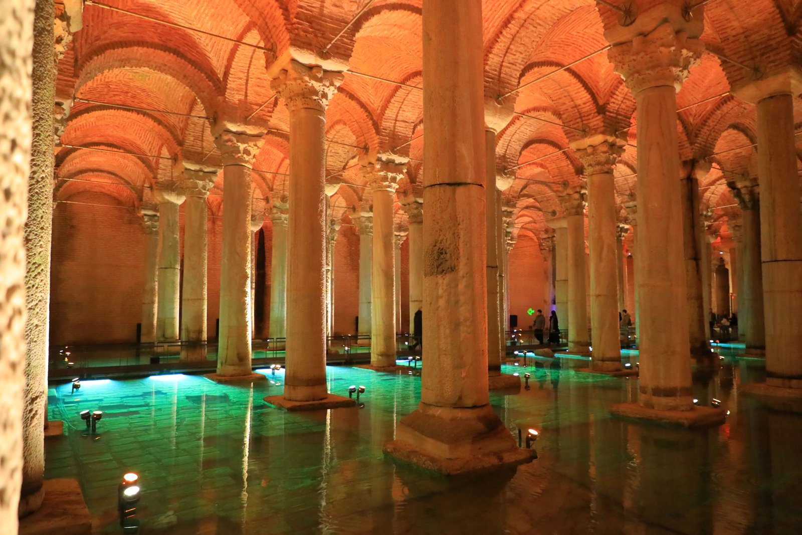 Stunning view of the illuminated Basilica Cistern in İstanbul, Türkiye