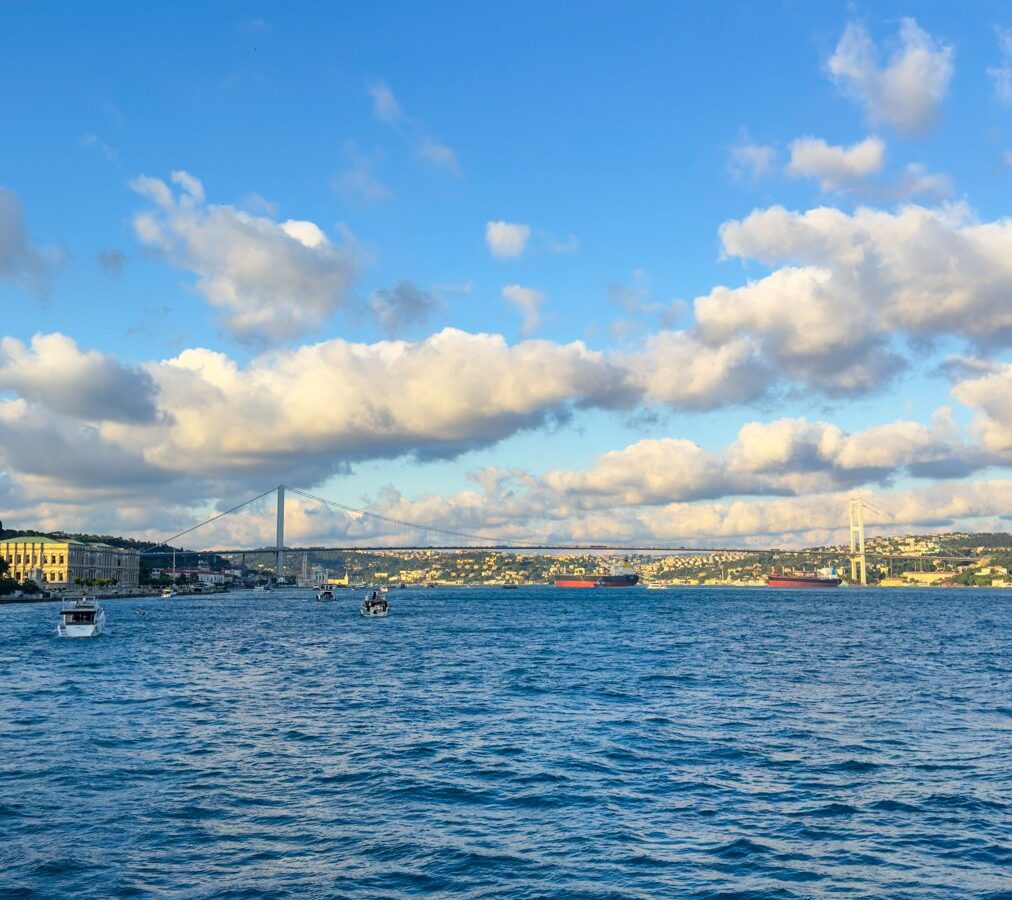 Vibrant image of the Bosphorus Strait under a bright sky in İstanbul, Türkiye