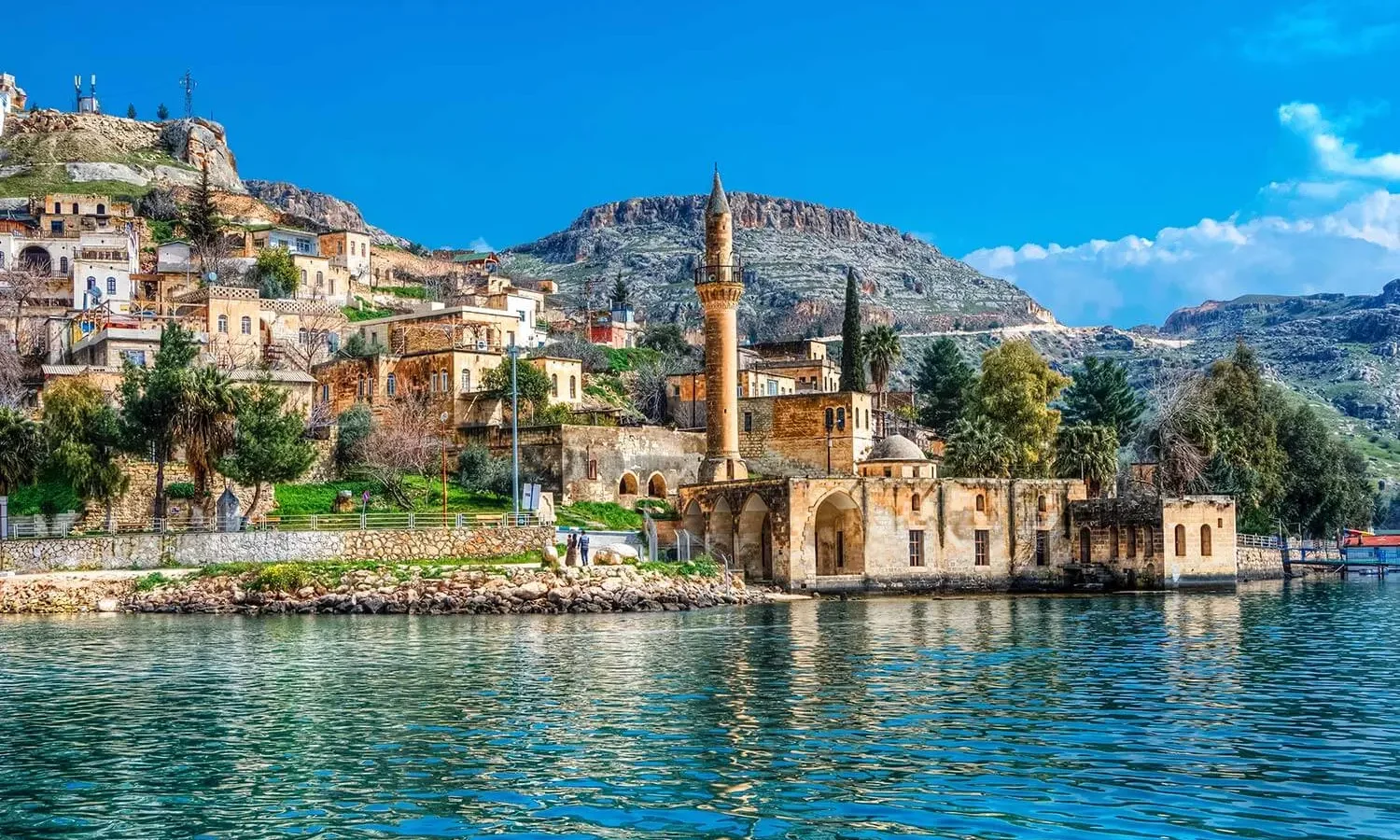 Halfeti's old houses and mosque on the Euphrates