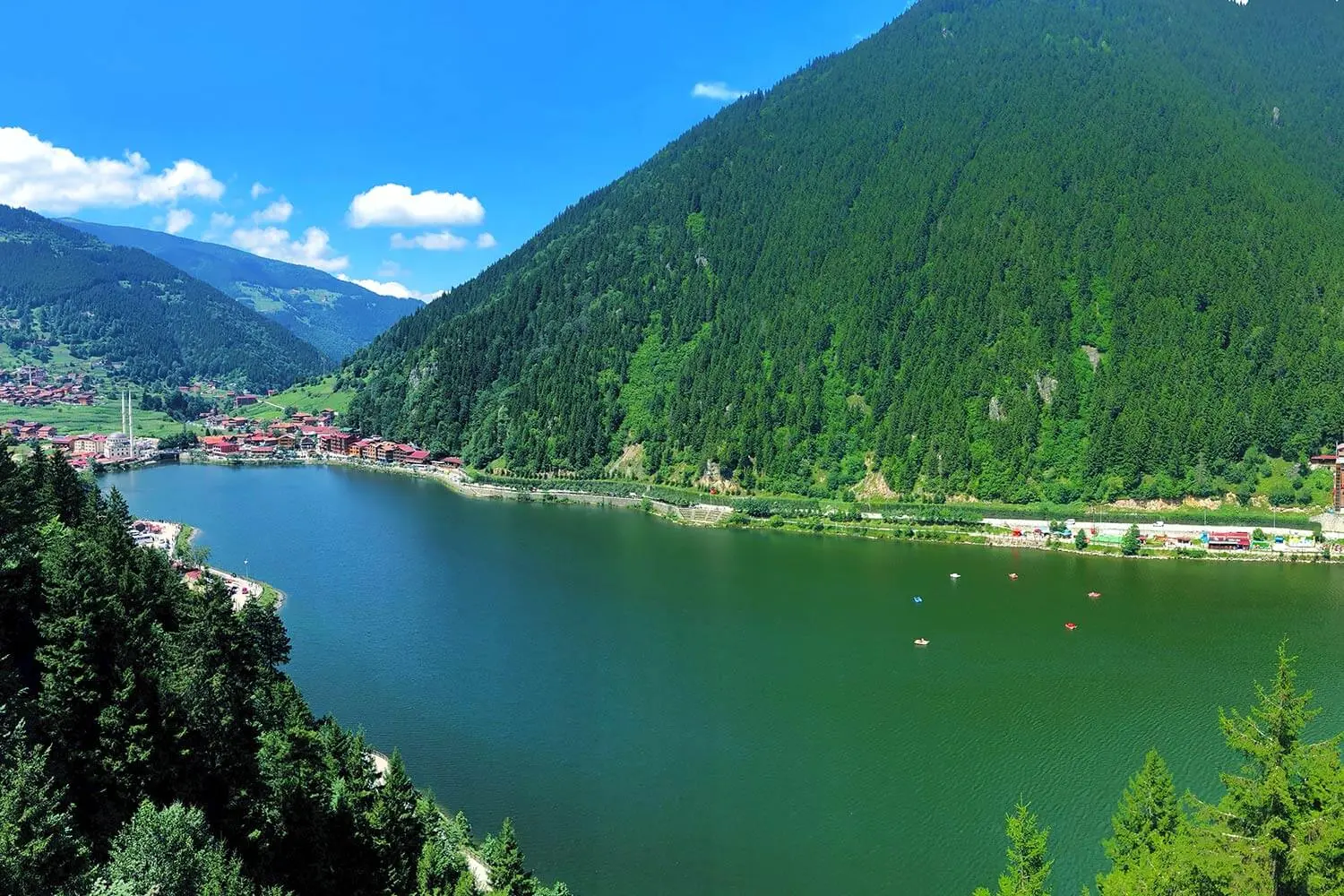 The lake at Uzungöl below forested slopes