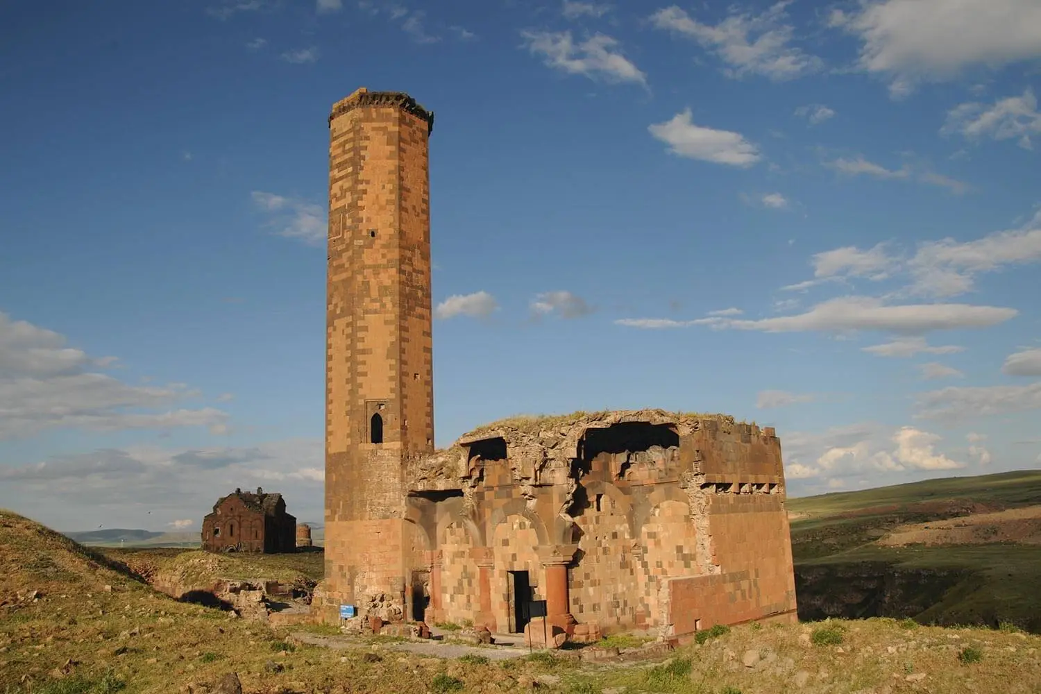 The minaret of the Manuchihr Mosque at Ani