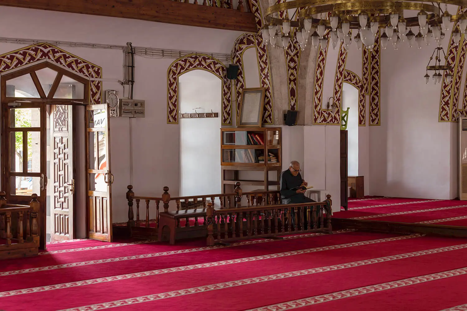 Prayer hall of the Habib-i Neccar Mosque before the earthquake