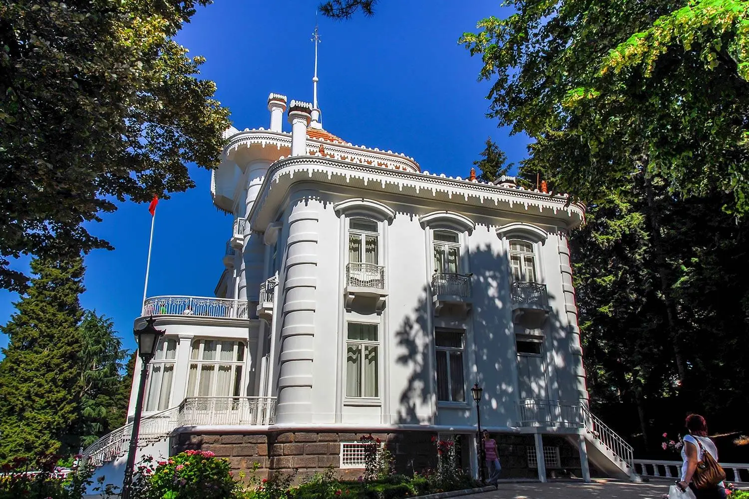 The white facade of the Atatürk Mansion, Trabzon