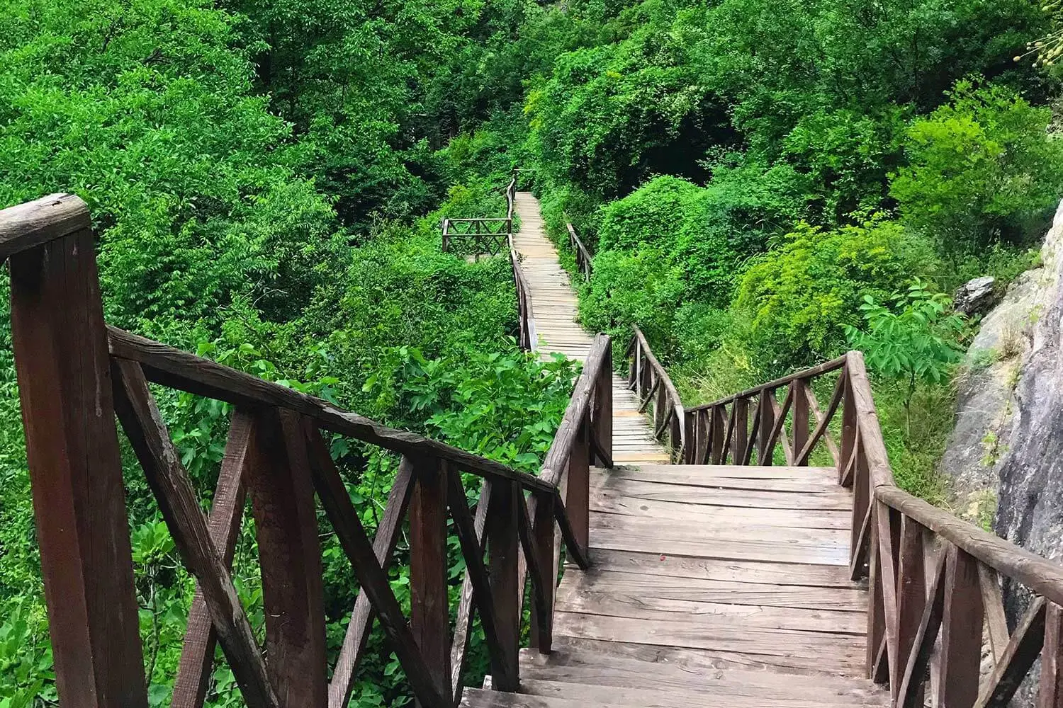 The wooden walkway down into Tokatlı Canyon
